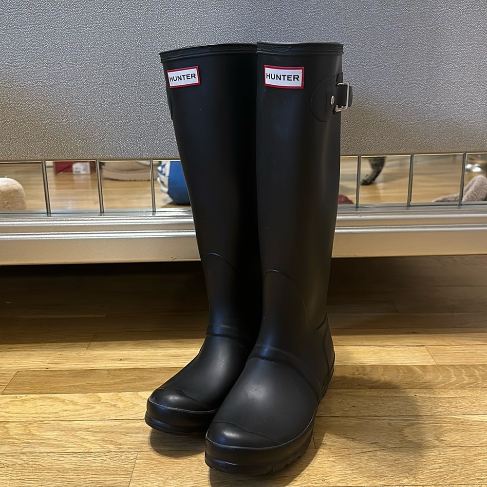 Size 6 original tall black Hunter rain boots